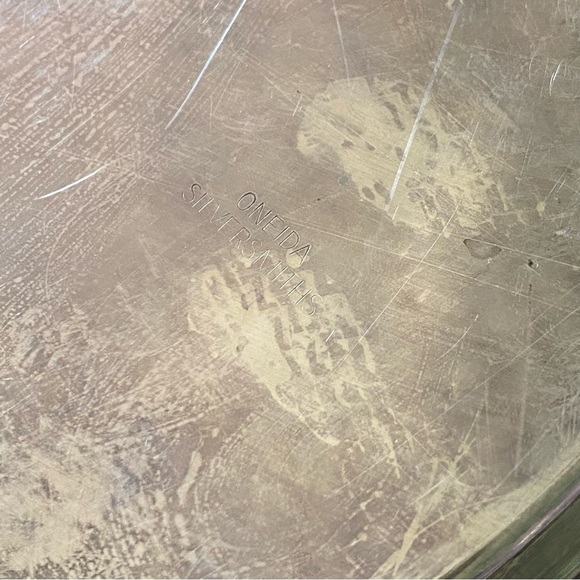 Vintage Oneida 12” Round Silver Plated Tray w. Floral Filigree Etched Design - Picture 6 of 6